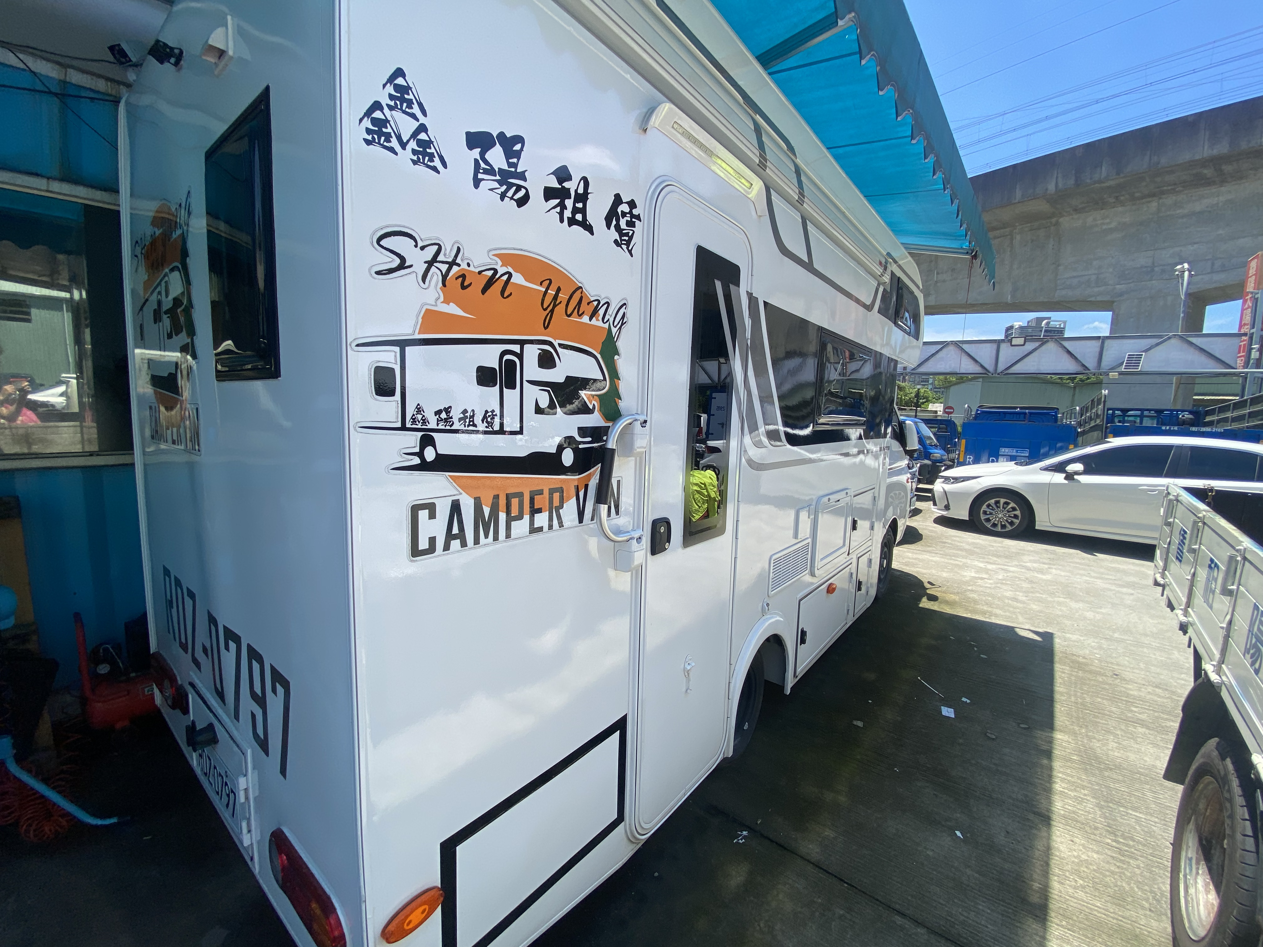 露營車 3.5噸 - 側面視角